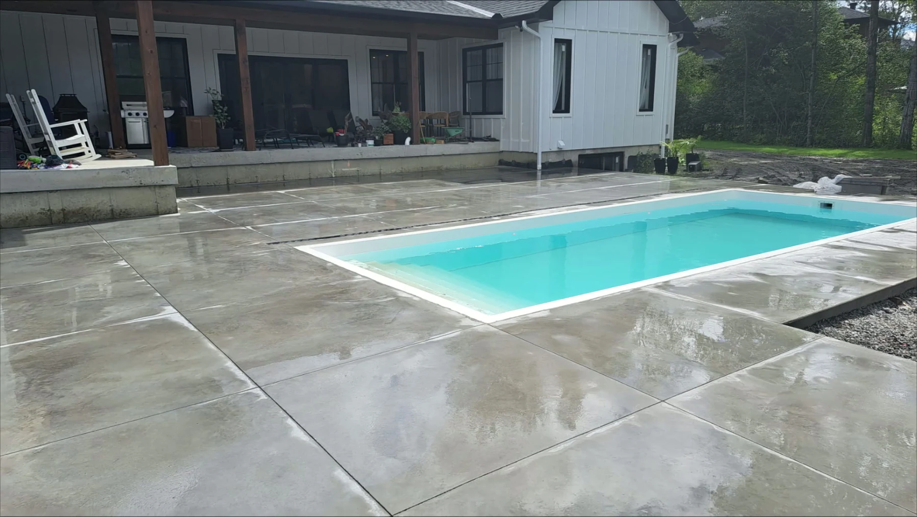 Contour de piscine présenté sur le site de Nadon