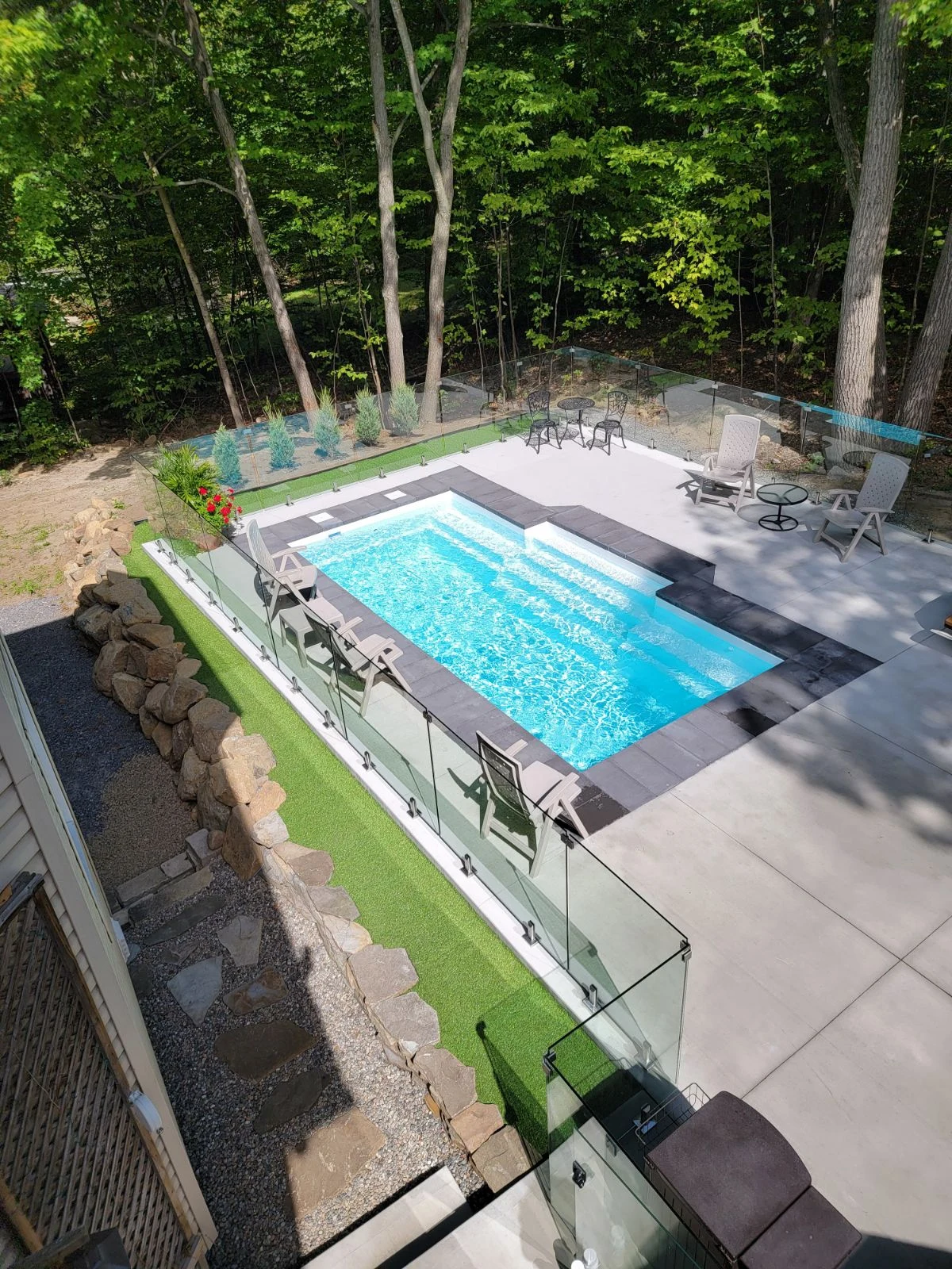 Contour de piscine